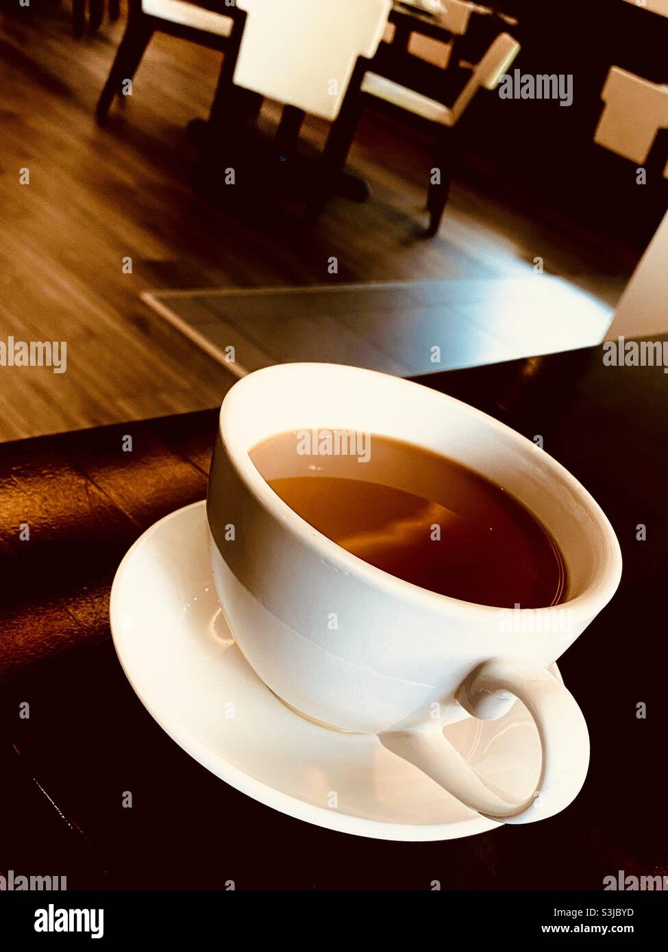 Una tazza di caffè in una cena. - Immagine stock catturata con smartphone