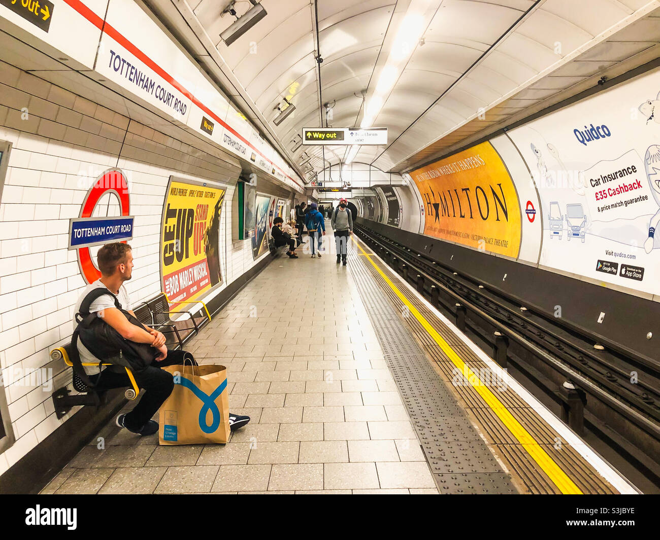 Una vista lungo la piattaforma alla stazione della metropolitana di Tottenham Court Road London. Foto Stock