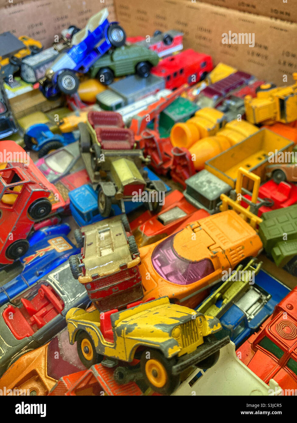 Auto giocattolo in scatola di cartone - Immagine stock catturata con smartphone