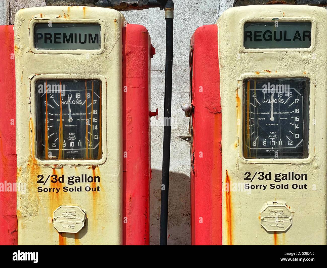 Vecchie pompe a benzina d'epoca a St Mawes, Cornovaglia, Inghilterra. Foto Stock