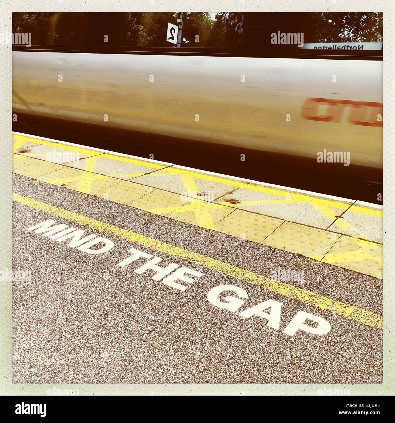 Briga il messaggio del gap su una piattaforma ferroviaria sulla East Coast Main Line, Inghilterra, Regno Unito - Immagine stock catturata con smartphone