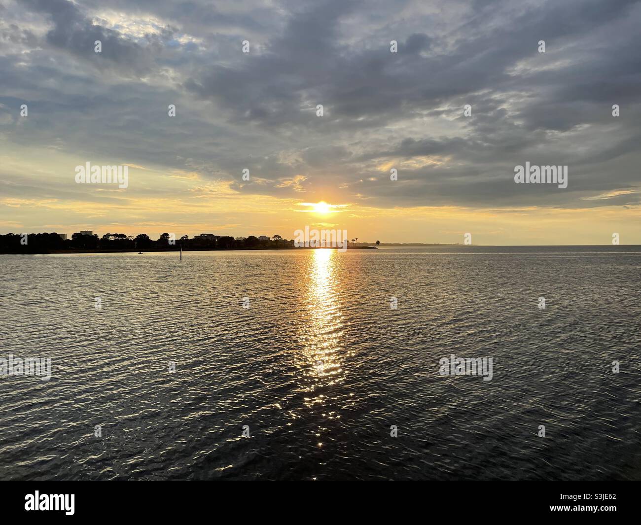 Sole dorato al tramonto che riflette sul Golfo del Messico acqua Florida Panhandle Foto Stock