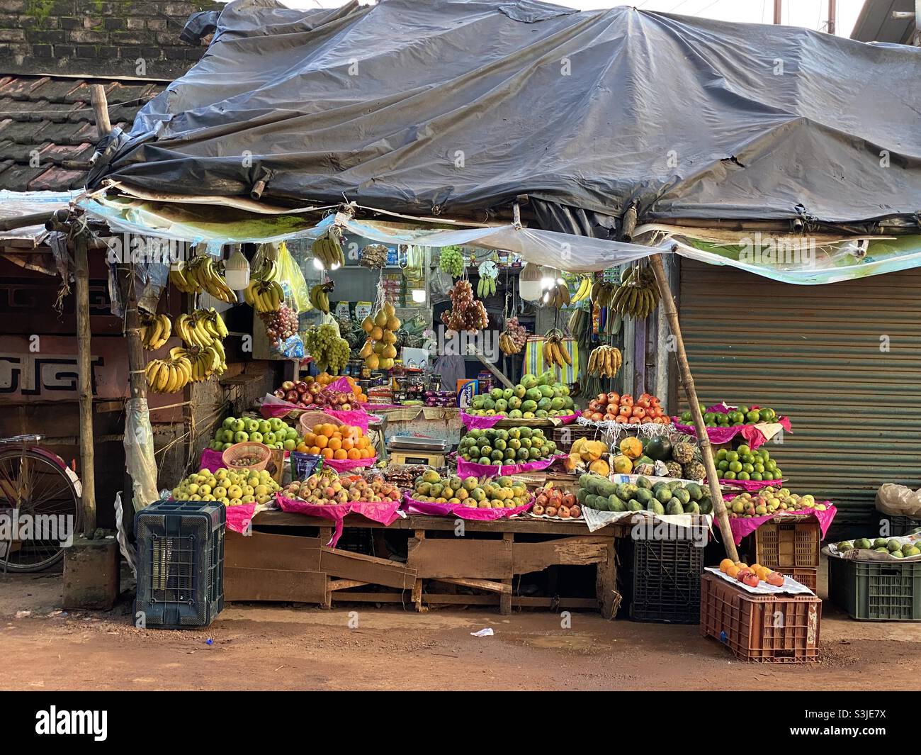 Un negozio di frutta locale in India con frutta tropicale colta per la vendita Foto Stock