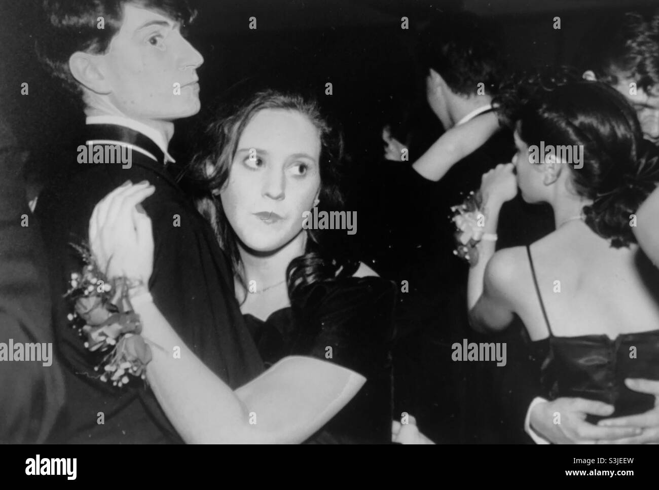 Adolescenti a Prom prima della pandemia - Immagine stock catturata con smartphone