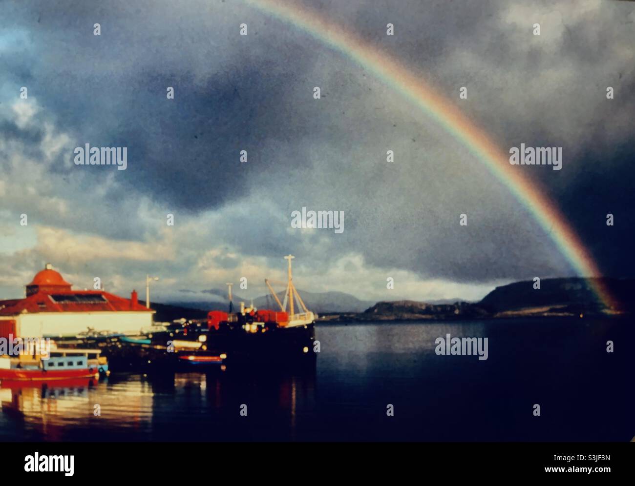 Barche e arcobaleno a Harbour Oban Scozia Foto Stock