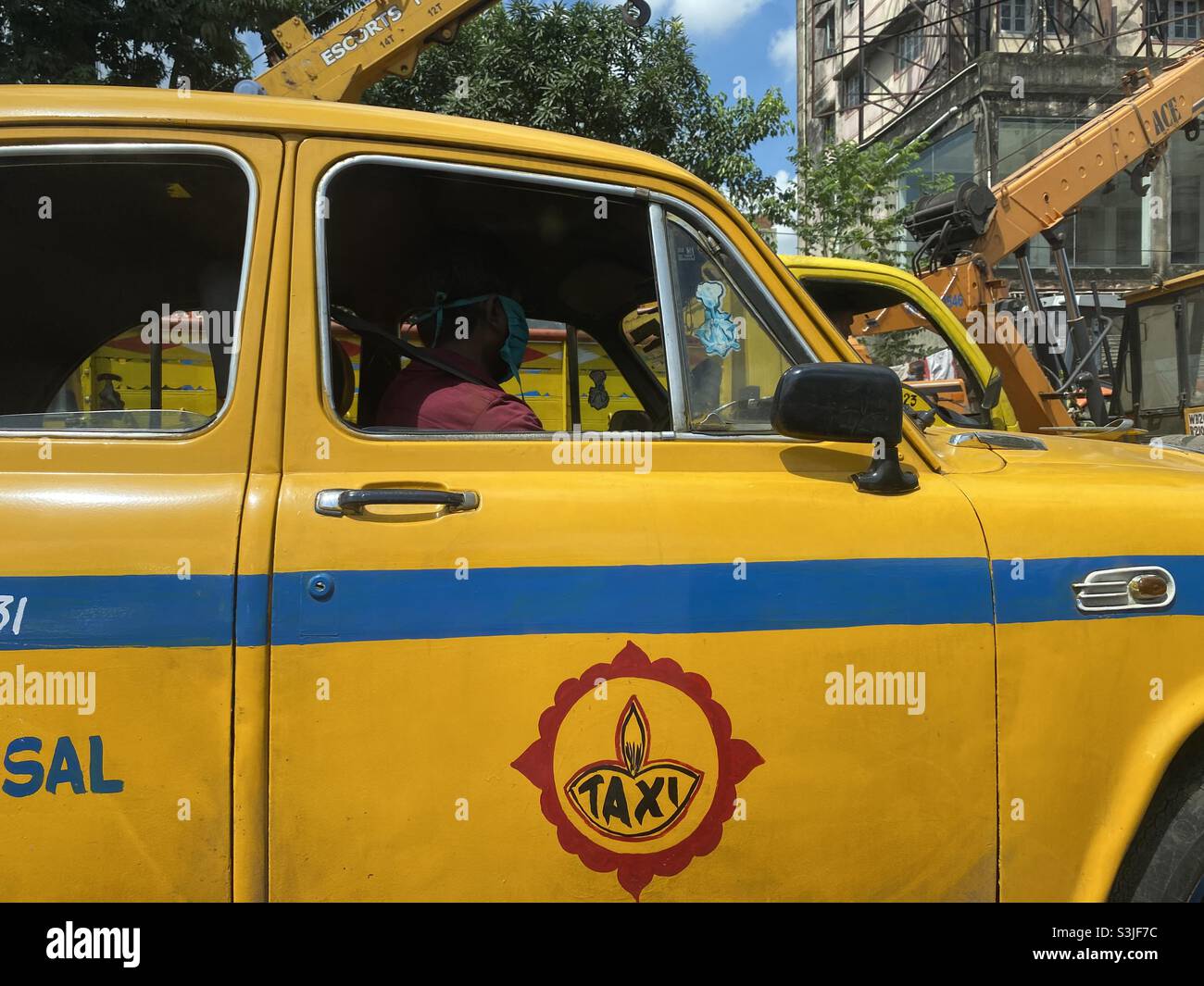 Taxi giallo nella strada di Kolkata Foto Stock