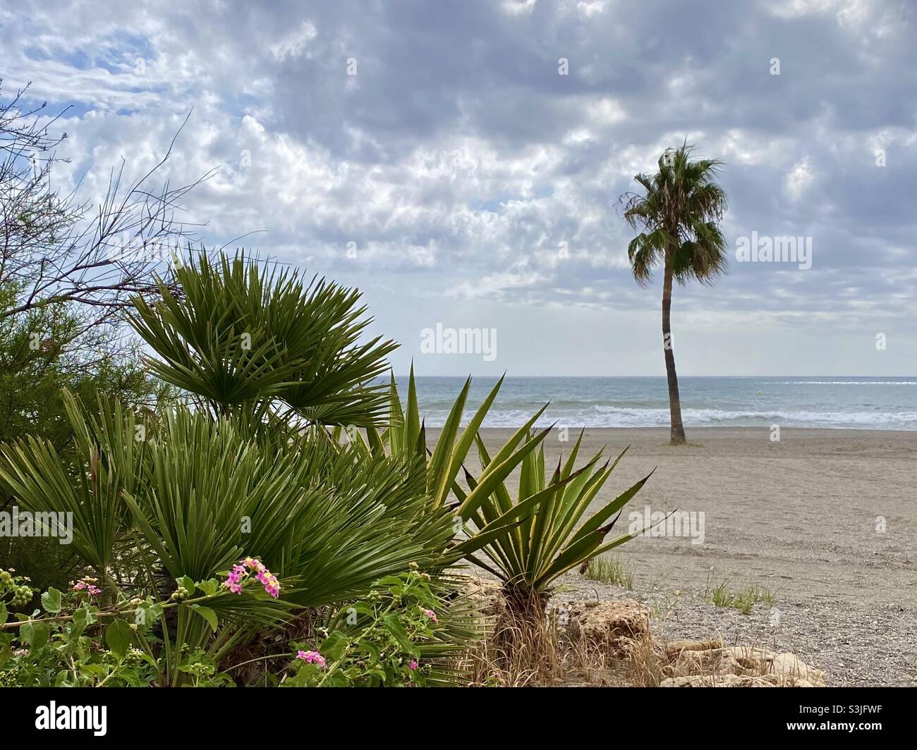 La spiaggia di Sabinillas nel sud della Spagna in una giornata nuvolosa Foto Stock