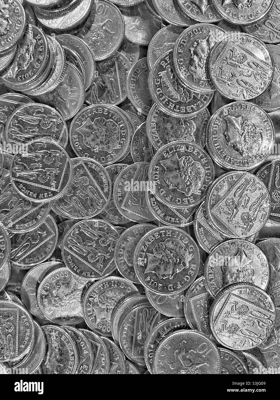 Una collezione di monete inglesi d'argento da 10 pence. Uno spettacolo comune in banche, casinò e giochi arcade. Il ritratto della regina Elisabetta II è su un lato. Photo Credit - ©️ COLIN HOSKINS. Foto Stock