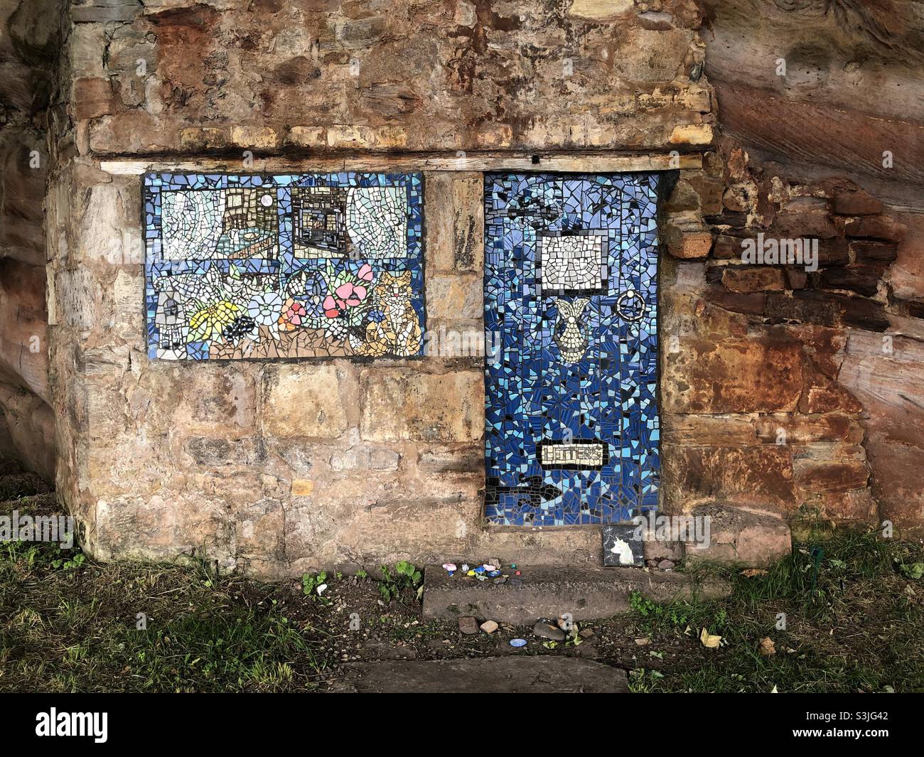 Casa mosaico - porta e finestra - sul sentiero costiero Fife, West Weymss Foto Stock