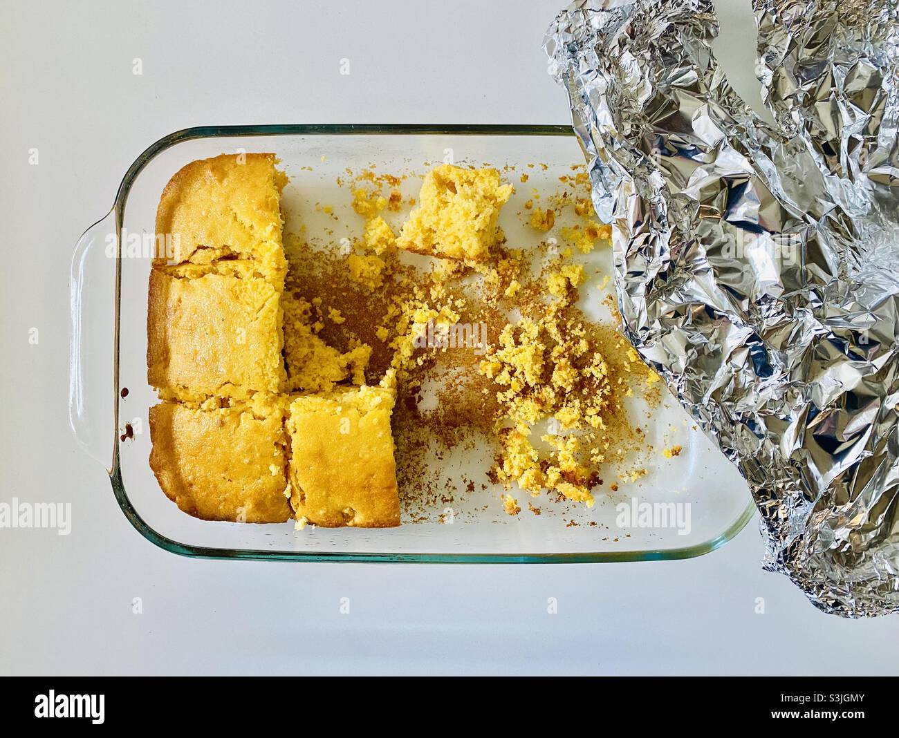 Infornare il pane in una pentola di vetro con un foglio scoperto - Immagine stock catturata con smartphone