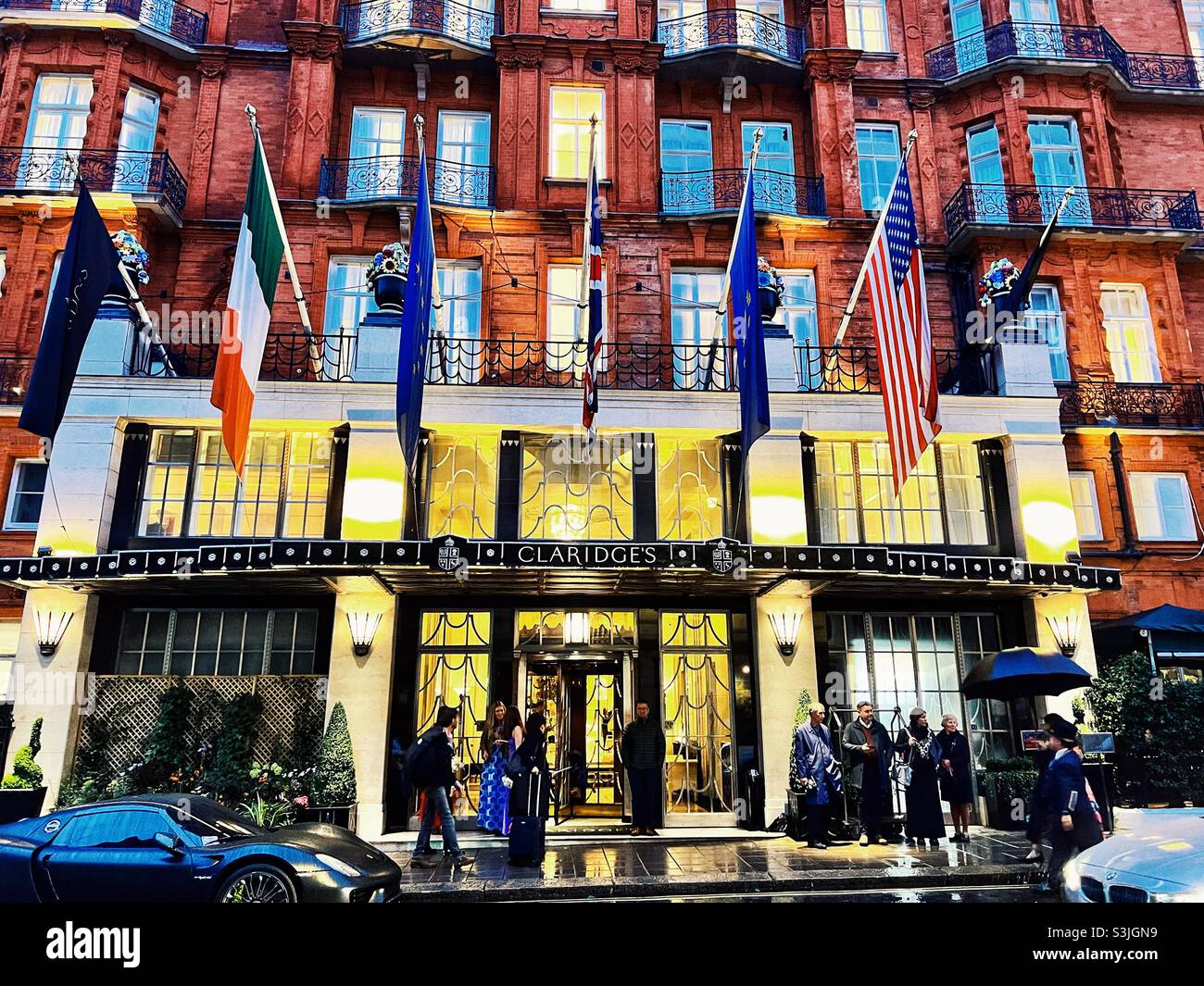 Facciata del Building of Claridges Hotel a Mayfair London - Immagine stock catturata con smartphone