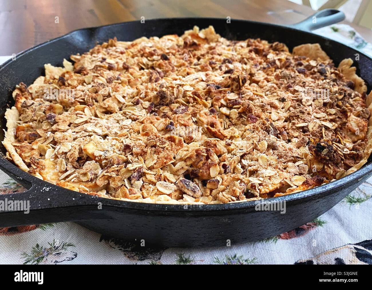 Una torta di mele rustica con crumble tropping realizzata in una padella in ghisa. Foto Stock