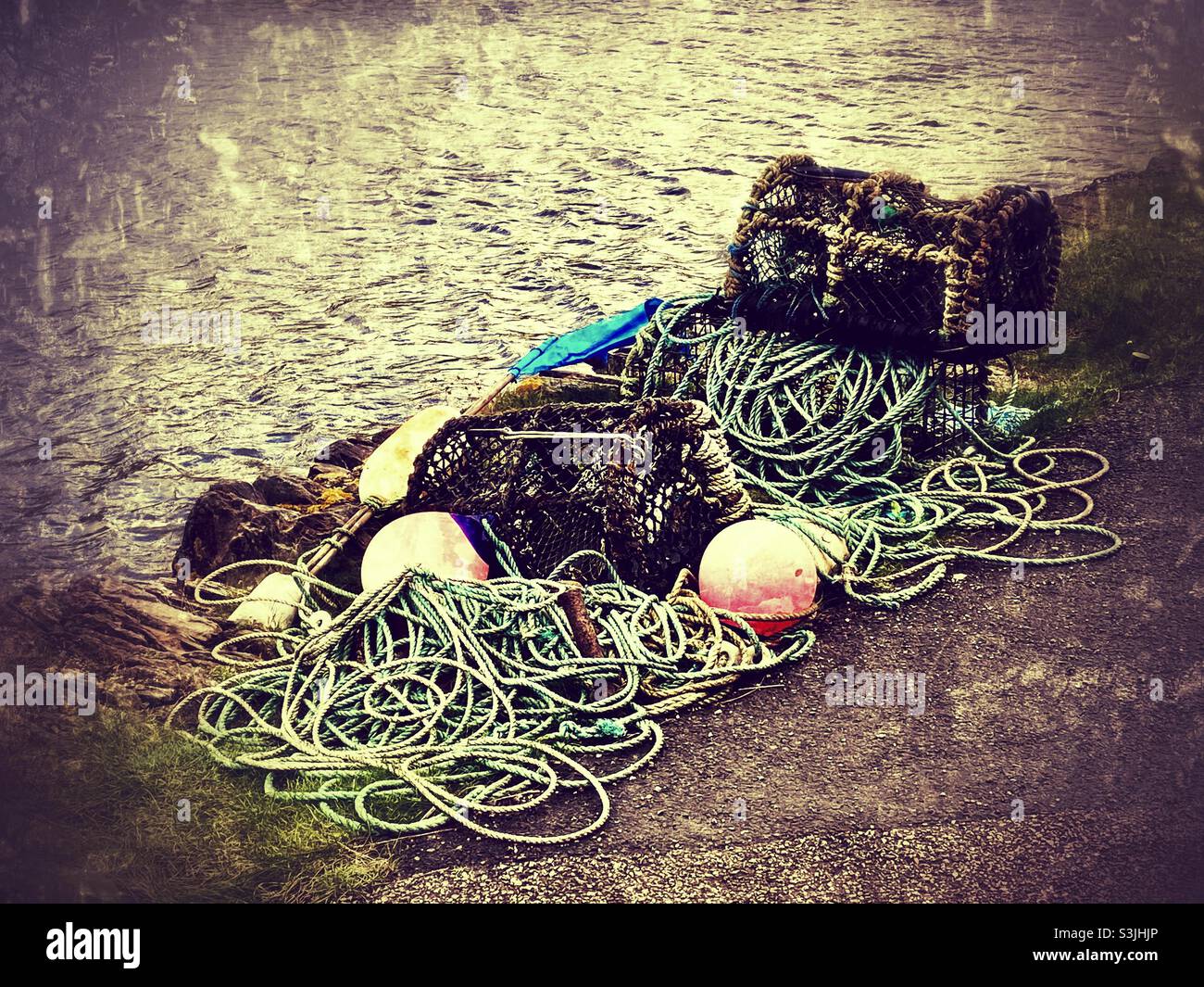 Primo piano di vasi di aragosta vuoti con corde utilizzate per la pesca in mare nelle barche - Immagine stock catturata con smartphone