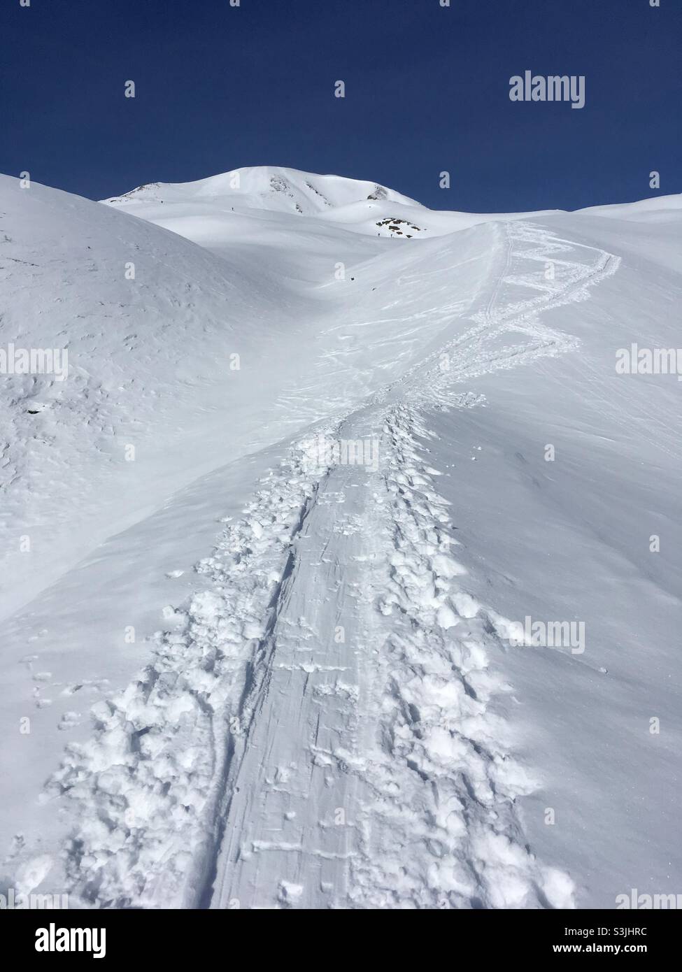 Piste da sci nel paesaggio innevato delle Alpi in inverno - Immagine stock catturata con smartphone