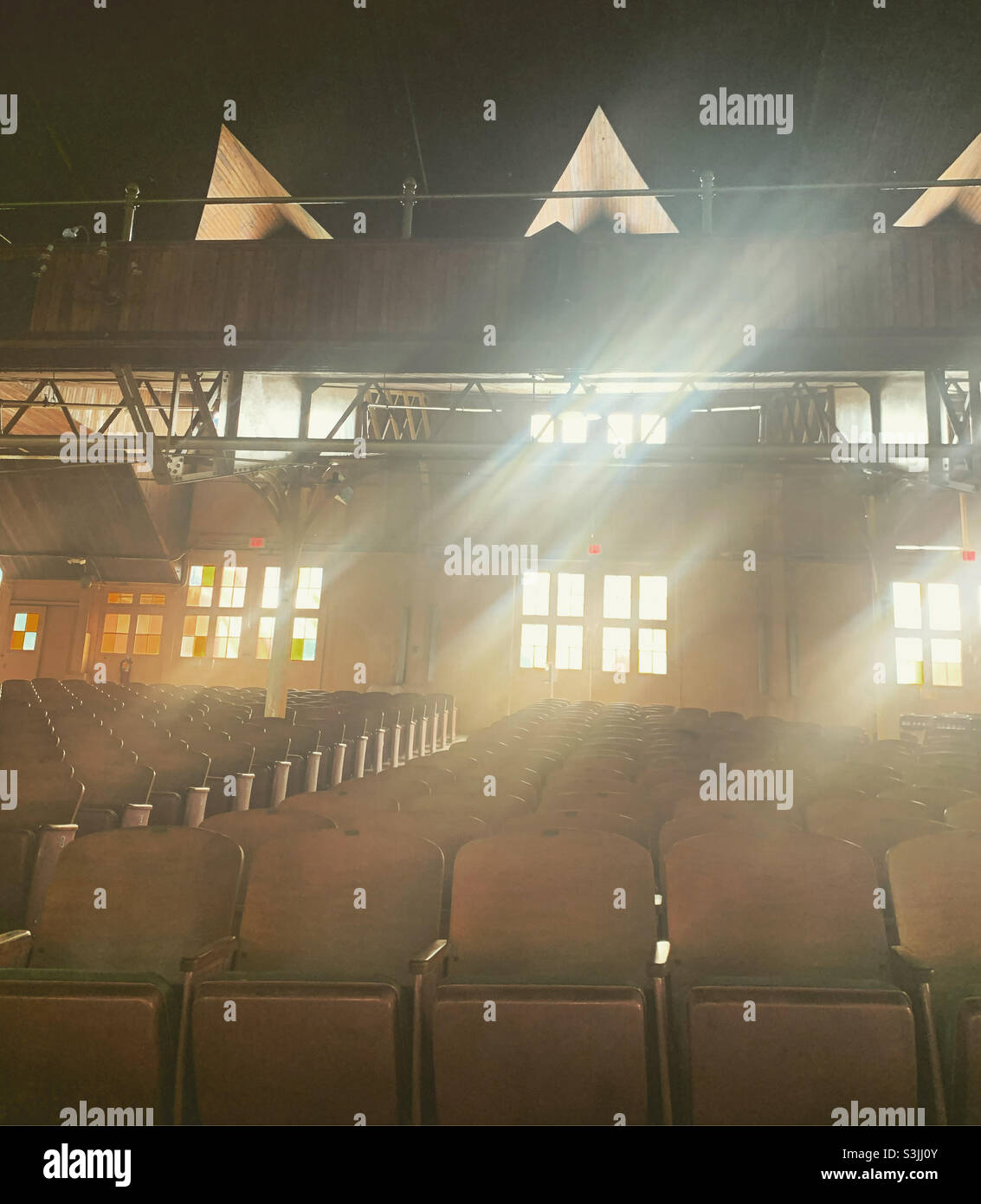 Agosto, 2021, la luce del sole fluisce attraverso le finestre del grande Auditorium, costruito nel 1894, Ocean Grove, Neptune Township, Monmouth County, New Jersey, Stati Uniti Foto Stock