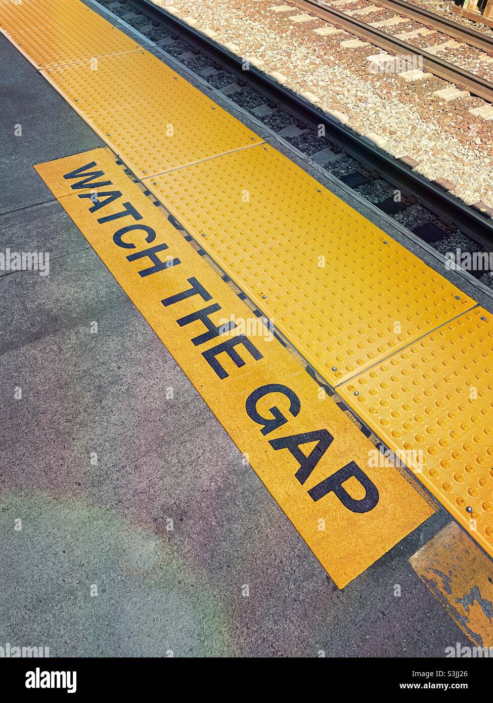 Guardare un gap è un avvertimento visivo per i passeggeri per ricordare il gap spaziale tra la piattaforma ferroviaria e la ferrovia, Stati Uniti - Immagine stock catturata con smartphone