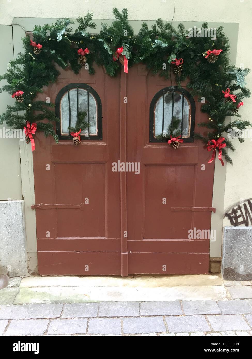 Porta medievale in legno decorata per Natale - Immagine stock catturata con smartphone