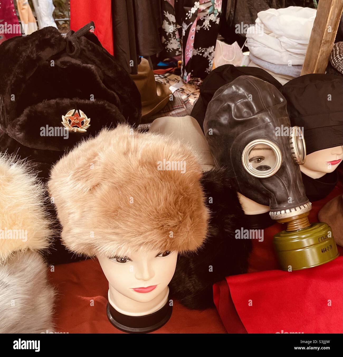 Collezionabile è tedesco per cappelli, cappelli militari, maschera in pelle a gas Foto Stock