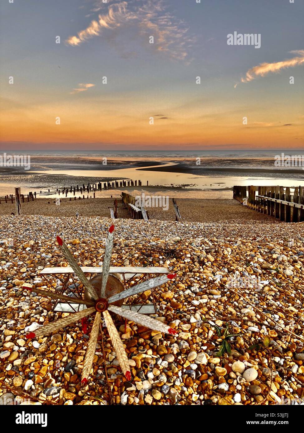 Velivolo modello sulla spiaggia di East Sussex Foto Stock