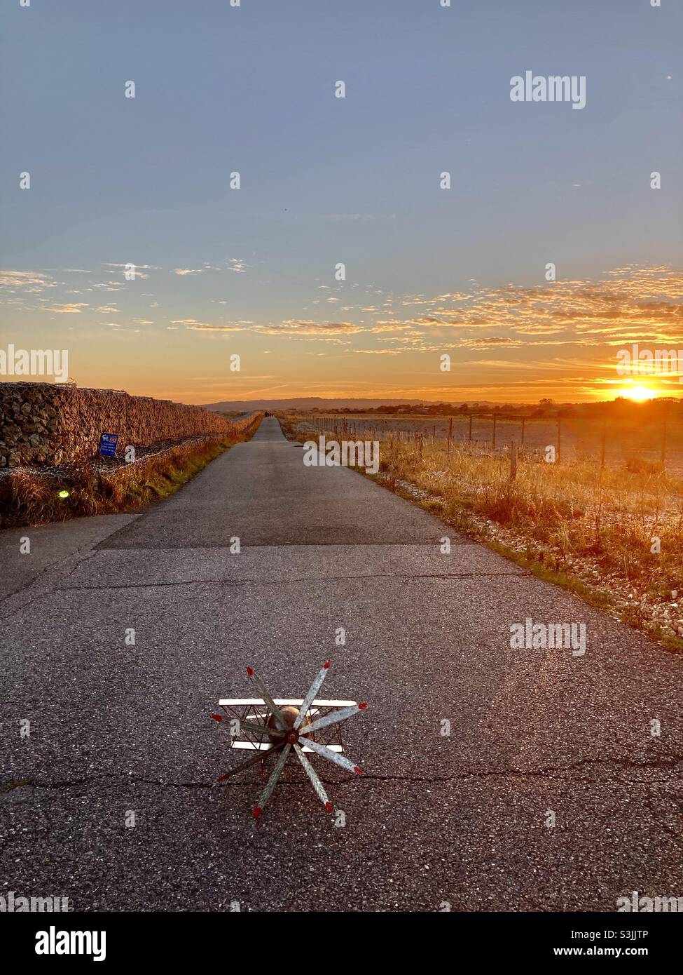 Aereo di stagno sul percorso della costa al tramonto Foto Stock