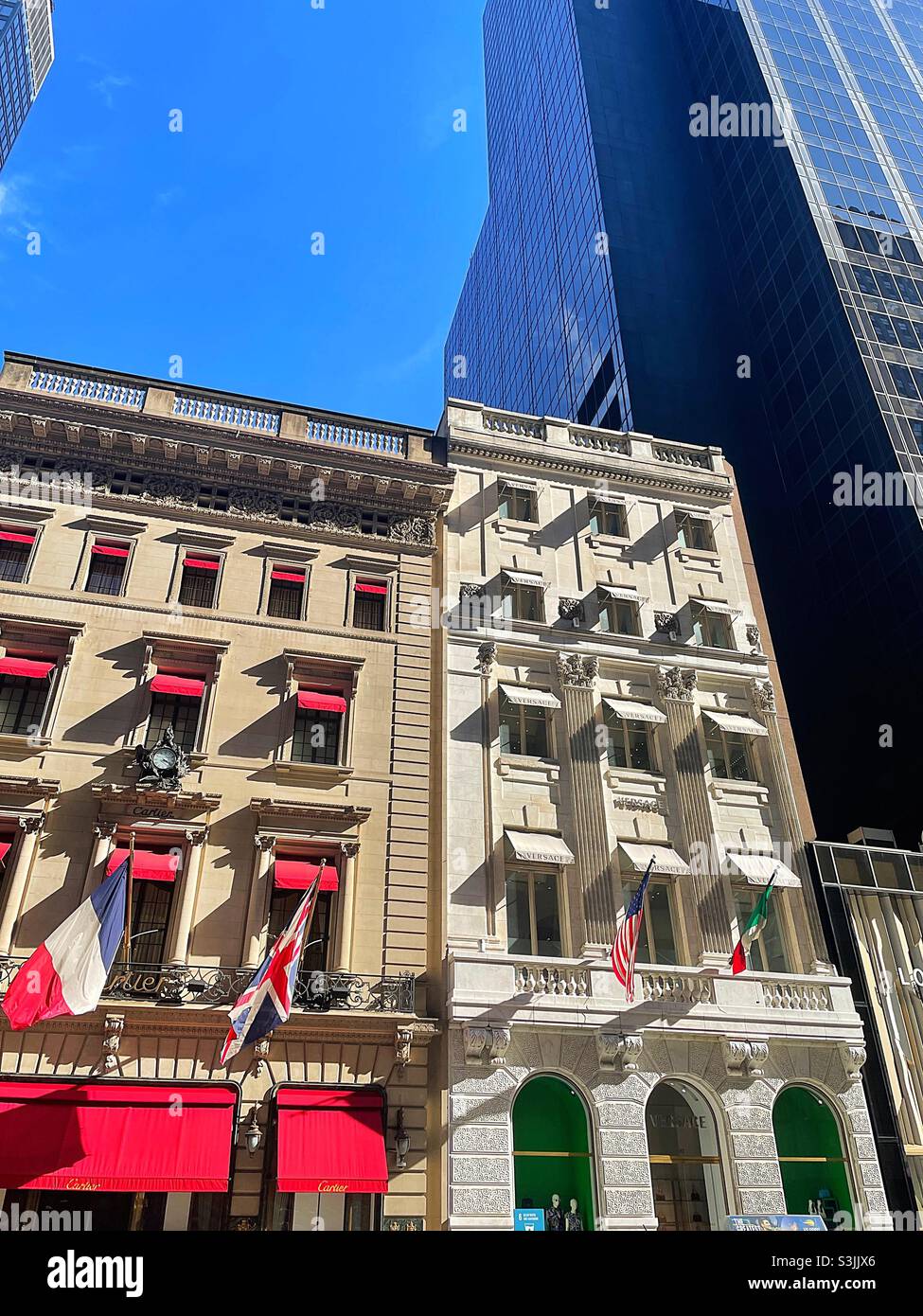 Il negozio Versace si trova accanto al palazzo Cartier sulla Fifth Avenue a New York City, 2021, USA - Immagine stock catturata con smartphone