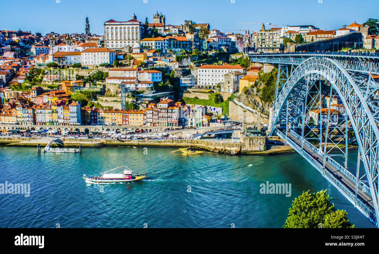 La bella città di Porto sul fiume Douro come visto da vicino al ponte Luís I. - Immagine stock catturata con smartphone