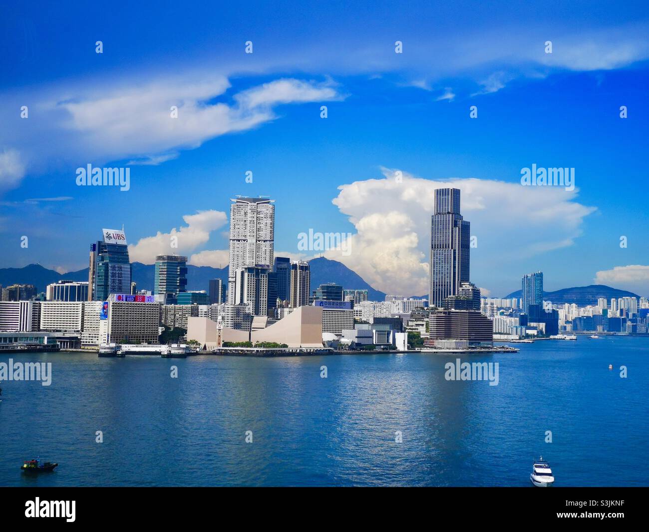 Una vista del porto di Victoria e del lungomare in Tsingtao Sha Tsui, Kowloon, Hong Kong. - Immagine stock catturata con smartphone