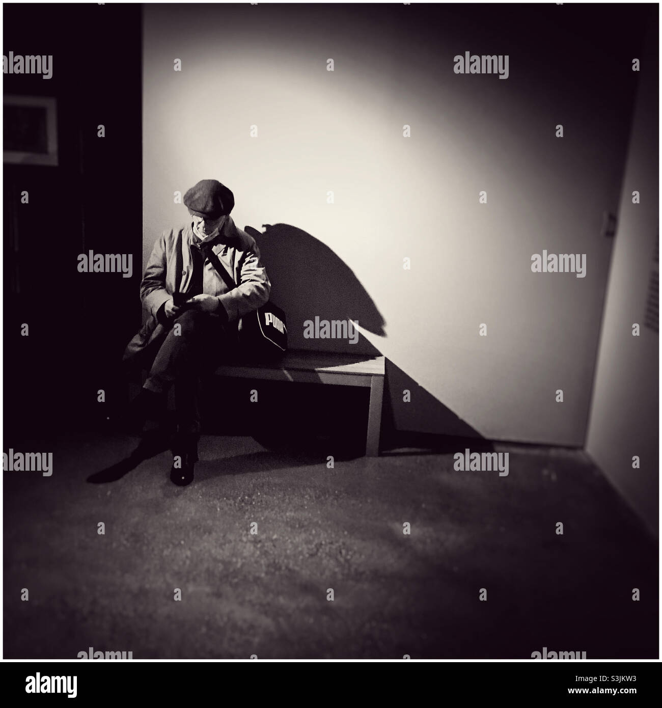 Lone uomo sul suo cellulare Foto Stock