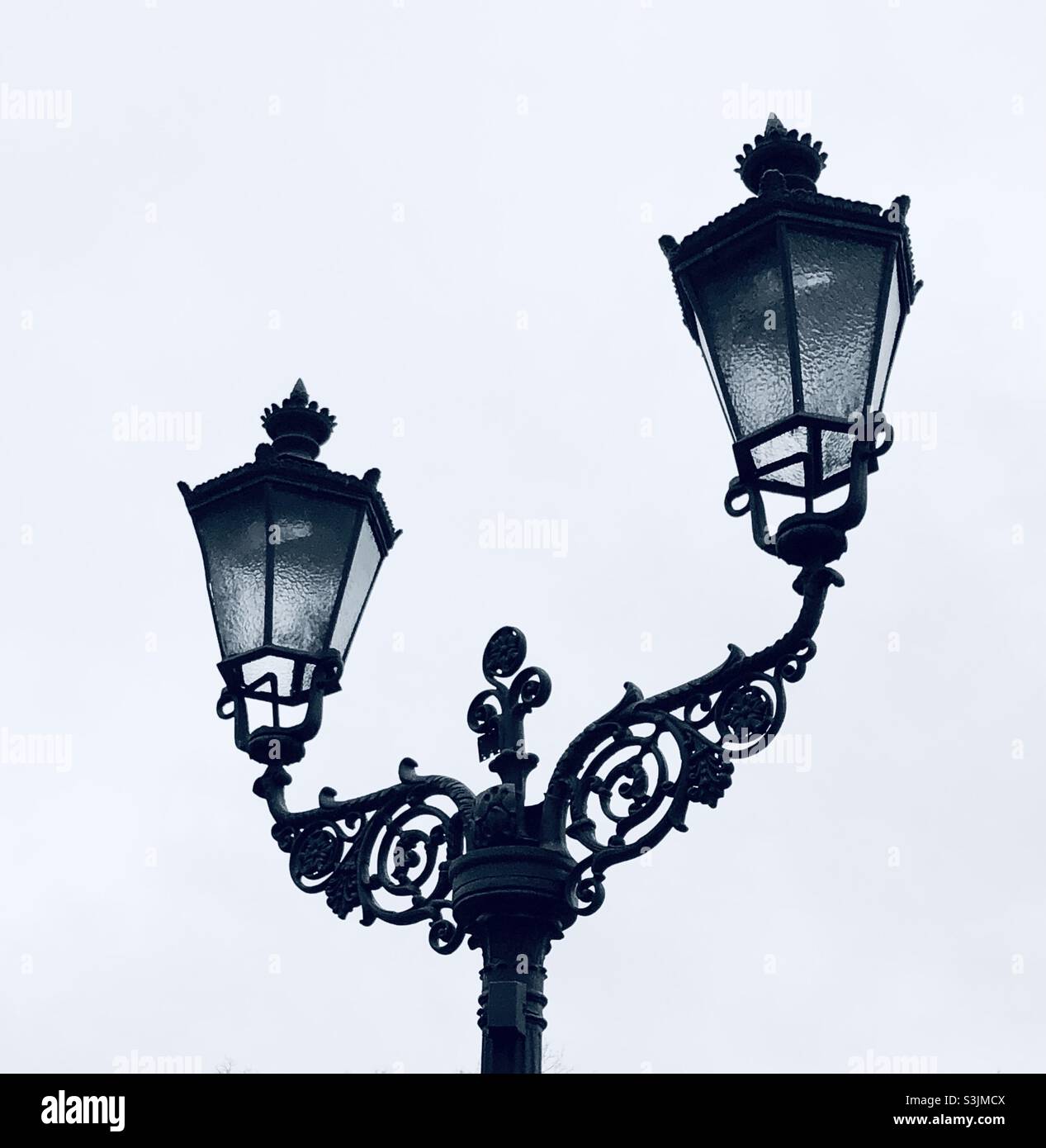 A Berlino in Germania, a due lampade in ferro battuto, ornato a fine secolo - Immagine stock catturata con smartphone
