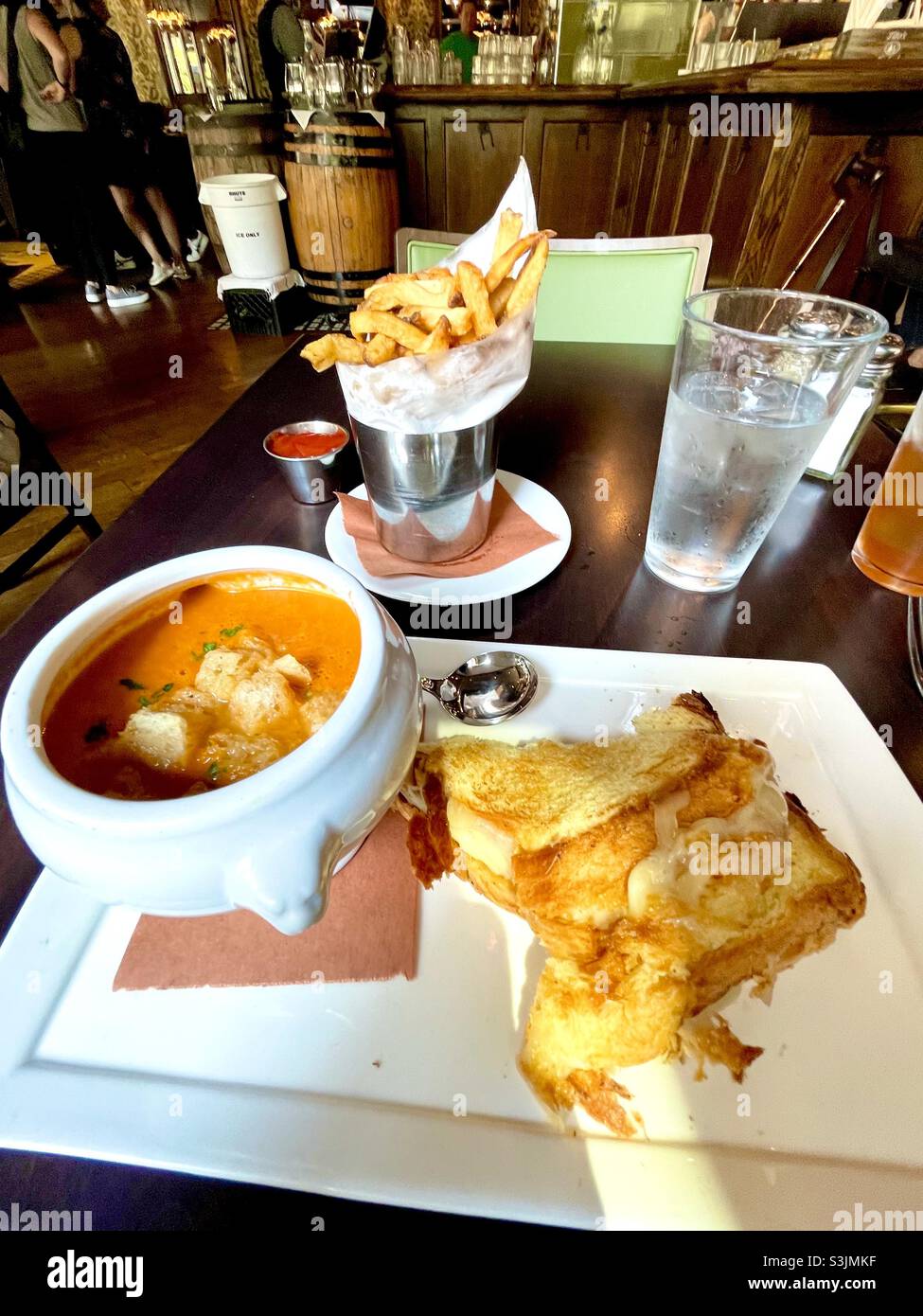 Delizioso pranzo a base di zuppa e sandwich al Park Avenue Tavern a New York City Foto Stock