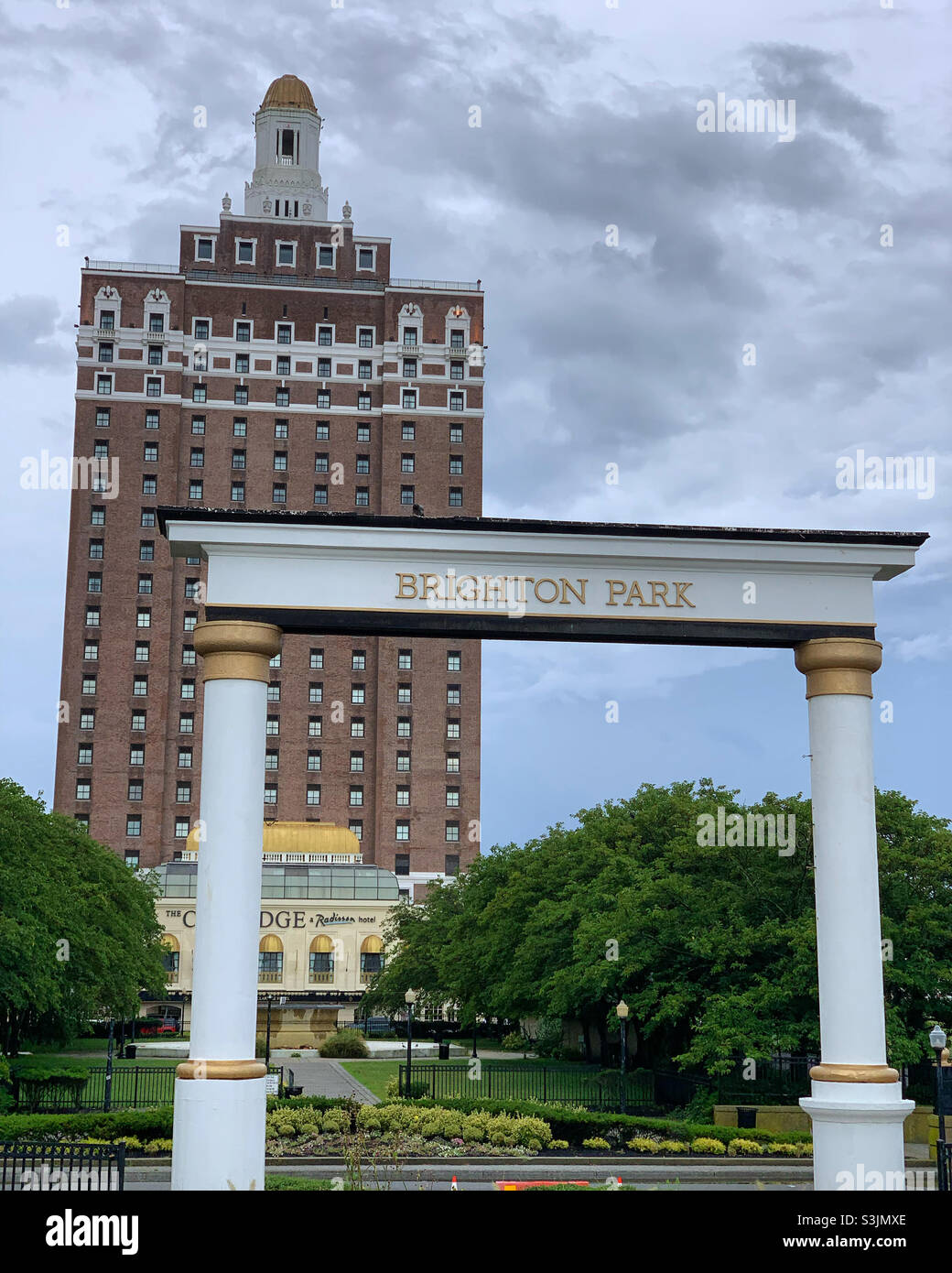 Brighton Park, The Claridge Hotel in background, Atlantic City, New Jersey, Stati Uniti, - Immagine stock catturata con smartphone