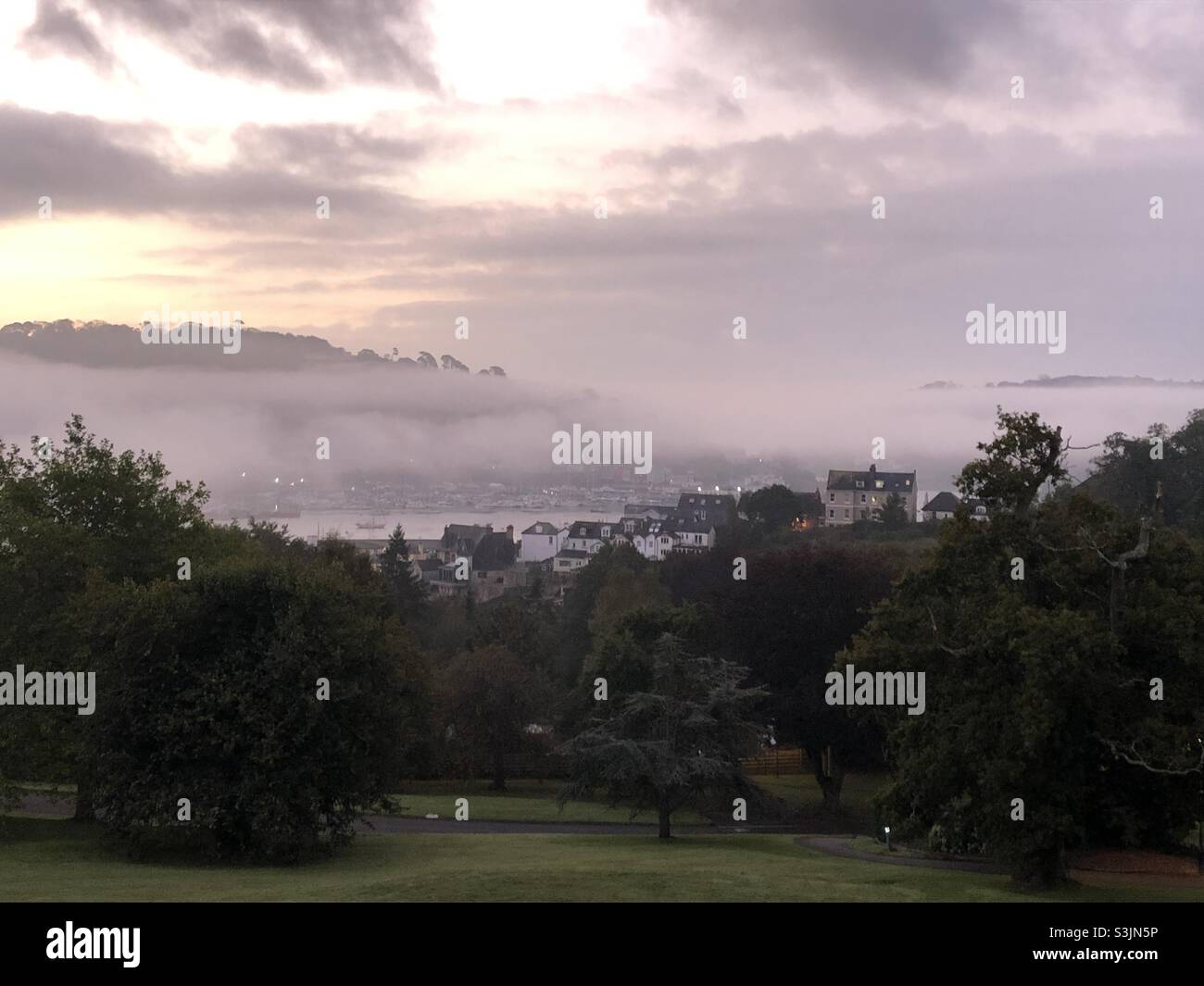 Nebbia mattutina su Dartmouth e River Dart - Immagine stock catturata con smartphone