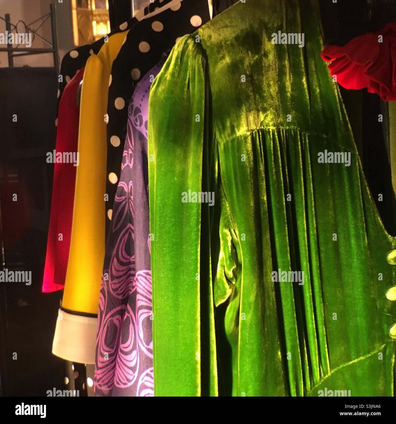 Abbigliamento in rack per cambiamenti di costume allo spettacolo al Victoria and Albert Museum in tarda serata - Immagine stock catturata con smartphone
