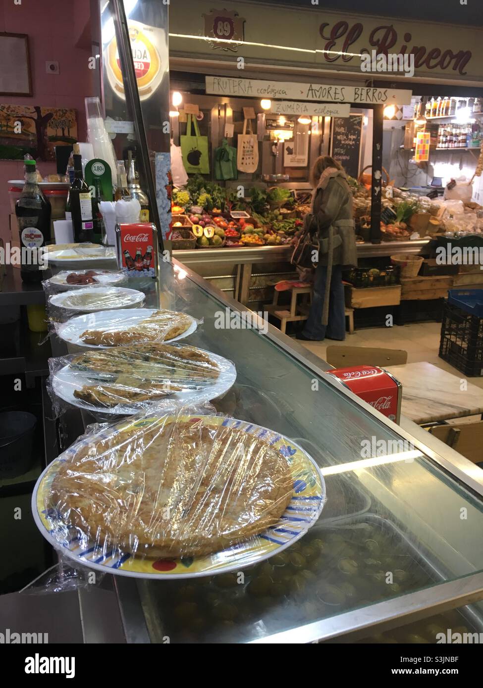 Banco caffè con frittata al Mercado San Fernando Madrid Spagna - Immagine stock catturata con smartphone