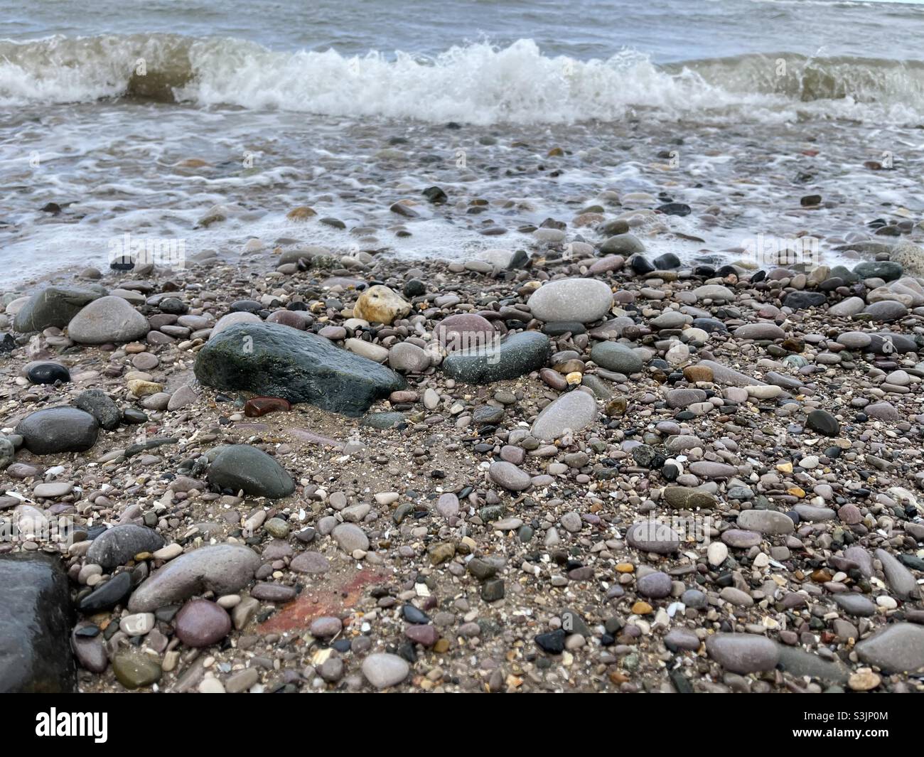 Marea su una spiaggia rocciosa. Foto Stock