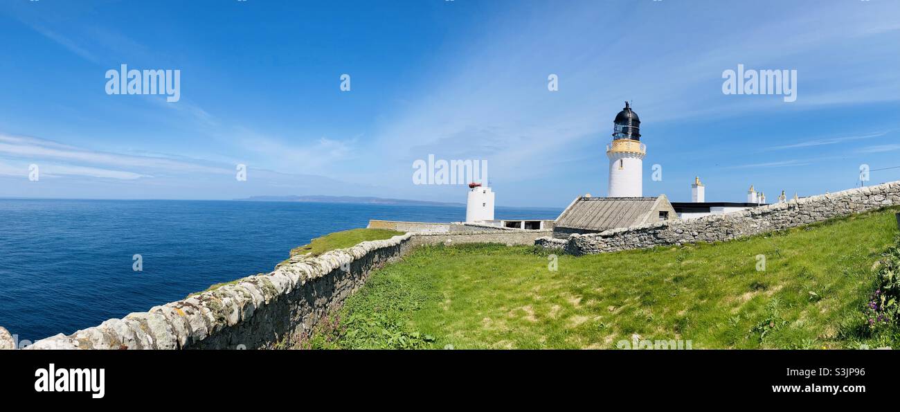 Faro di Dunnett Head con vista su Orkney. Costa del Nord 500. Scozia - Immagine stock catturata con smartphone