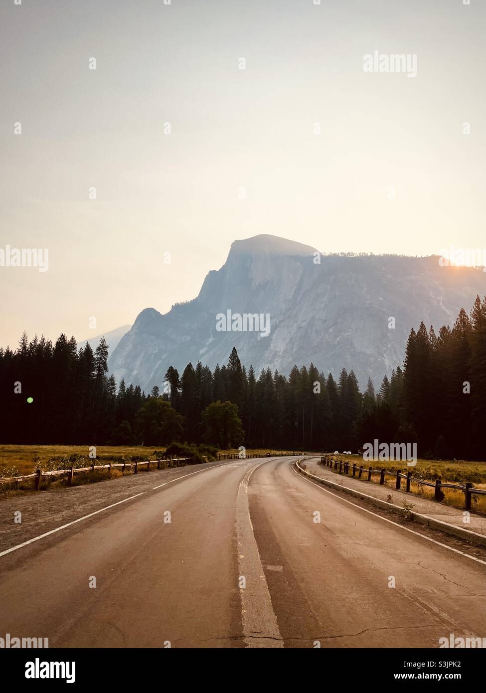 Mattina presto e strada vuota sulla Yosemite Valley, l'iconica Half Dome sullo sfondo. Yosemite National Park, California USA. - Immagine stock catturata con smartphone