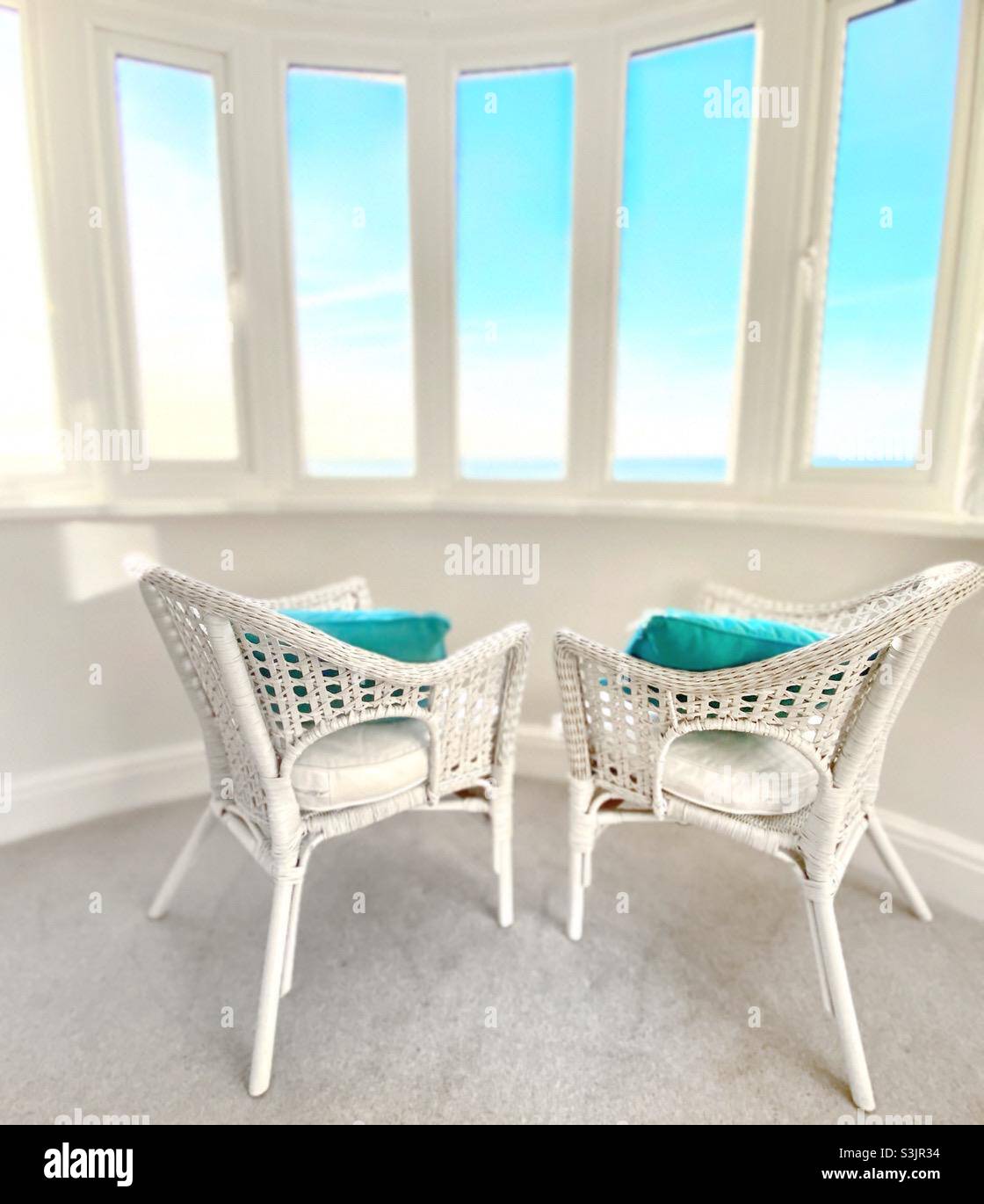 Sedie bianche cielo blu Foto Stock