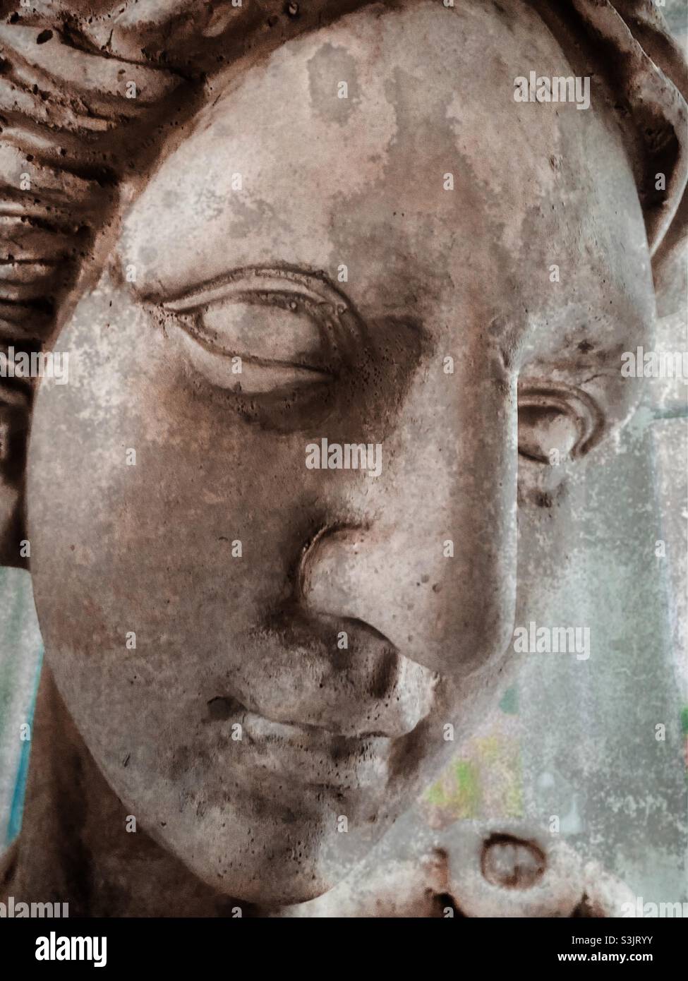 Immagine ravvicinata della testa di un'antica statua in pietra grigia - Immagine stock catturata con smartphone