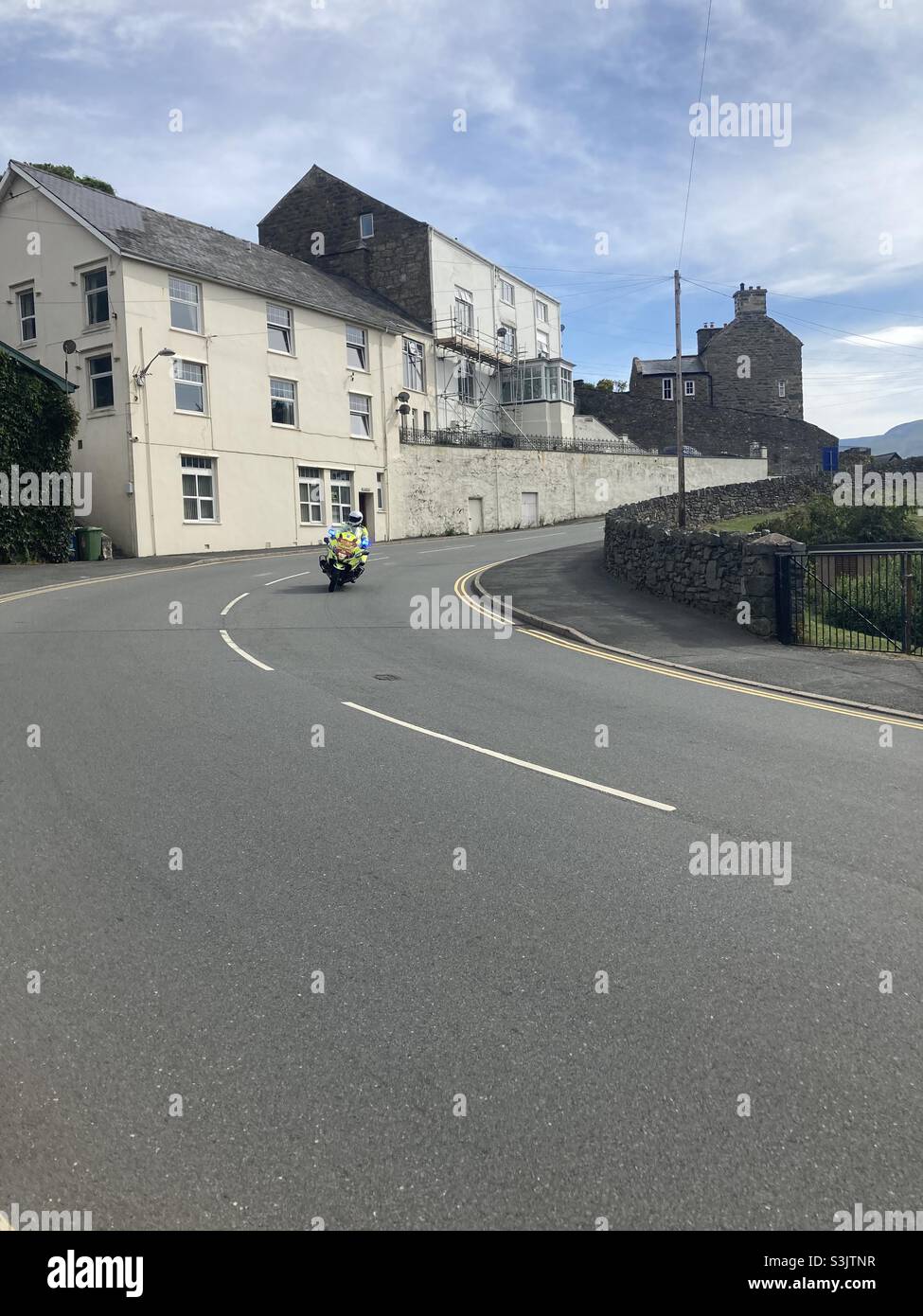 La motocicletta della polizia, Barmouth, davanti al Tour della Gran Bretagna Foto Stock