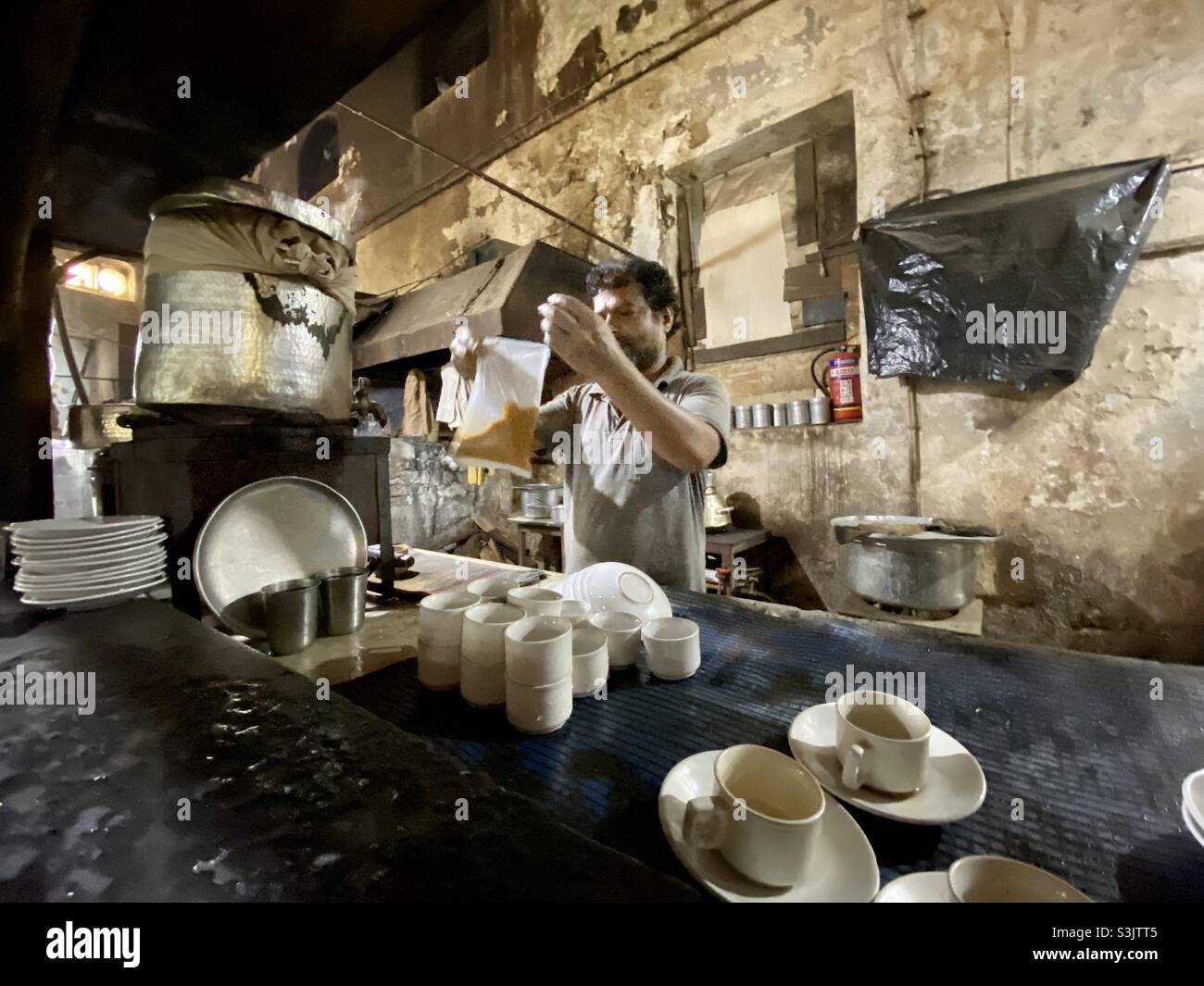 Speciale tè al latte Irani al ristorante radio di Mumbai. Foto Stock