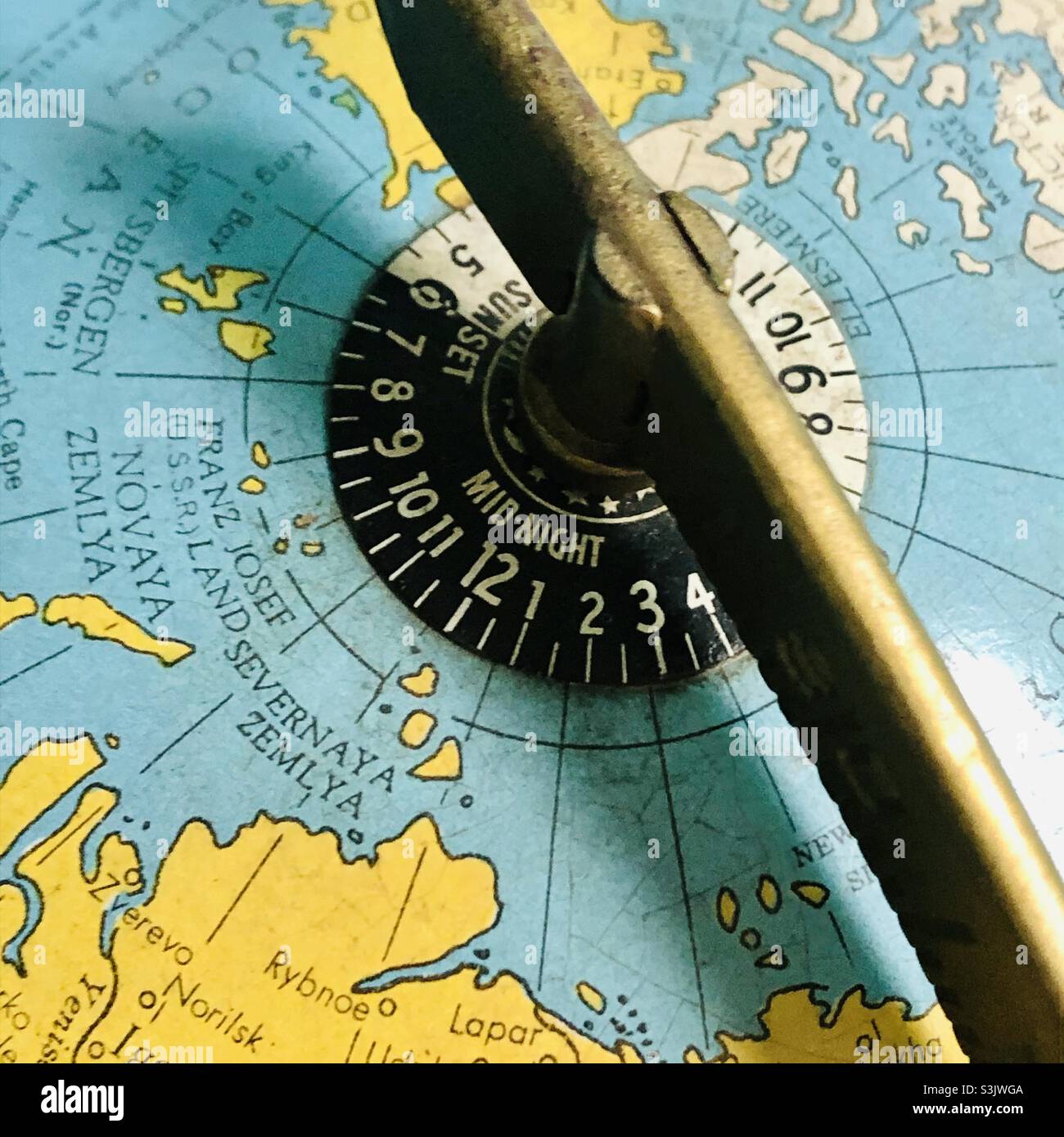 La vista dall'alto del Vintage World Globe mostra la scala delle ore - Immagine stock catturata con smartphone