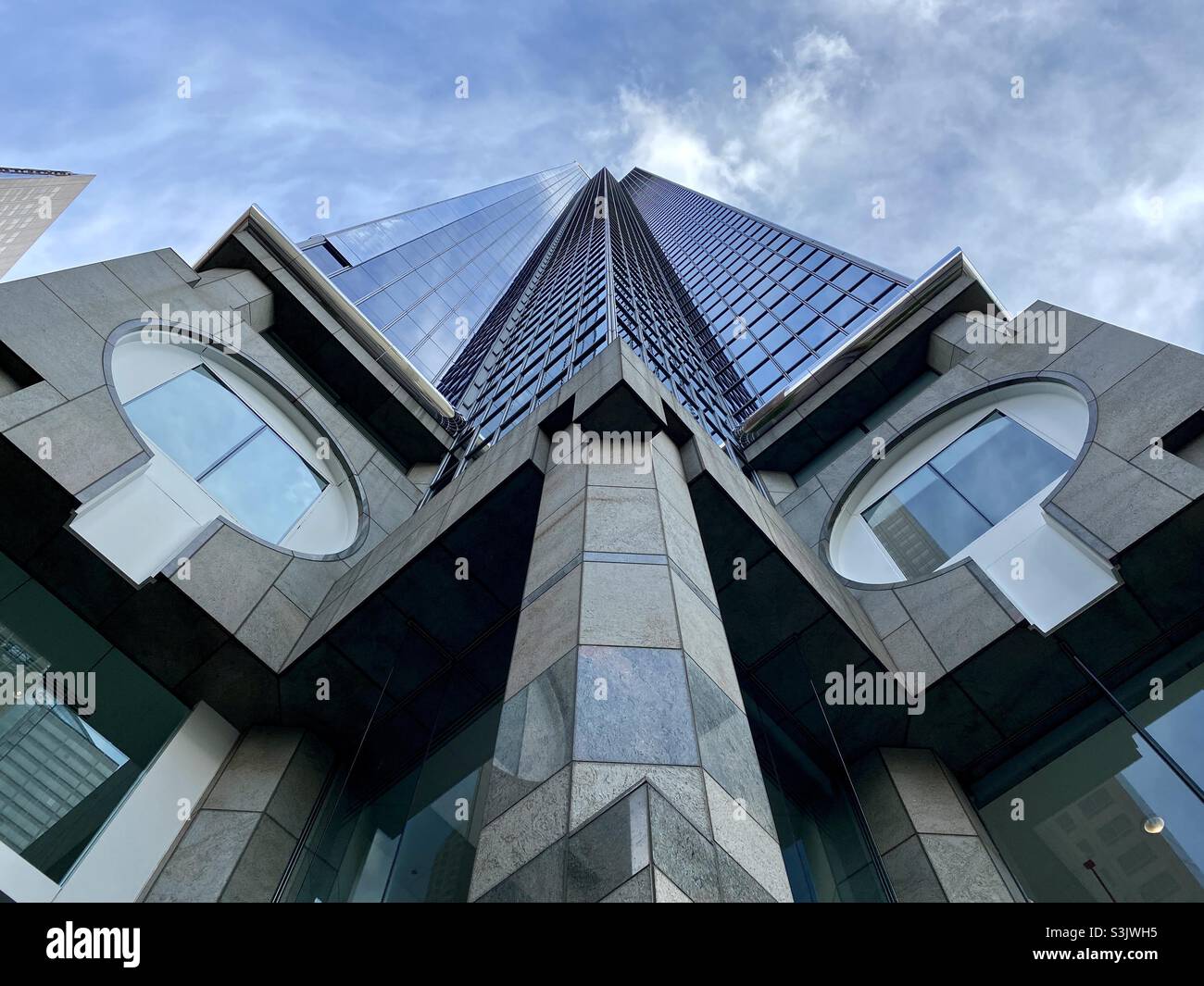 LOS ANGELES, CA, GENNAIO 2021: Guardando direttamente sul grattacielo nel quartiere finanziario del centro in giornata - Immagine stock catturata con smartphone