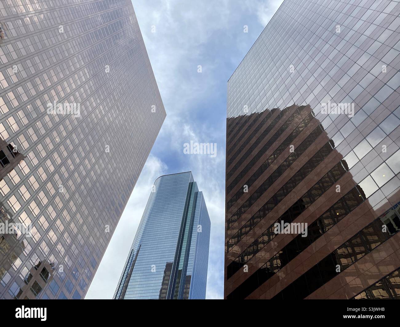 LOS ANGELES, CA, GENNAIO 2021: Guardando i grattacieli e le riflessioni nel distretto finanziario del centro in giornata - Immagine stock catturata con smartphone