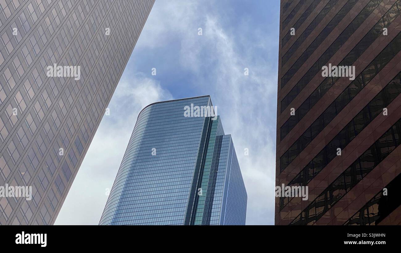 LOS ANGELES, CA, GENNAIO 2021: Dettaglio dei grattacieli e riflessioni nel quartiere finanziario del centro in giornata - Immagine stock catturata con smartphone