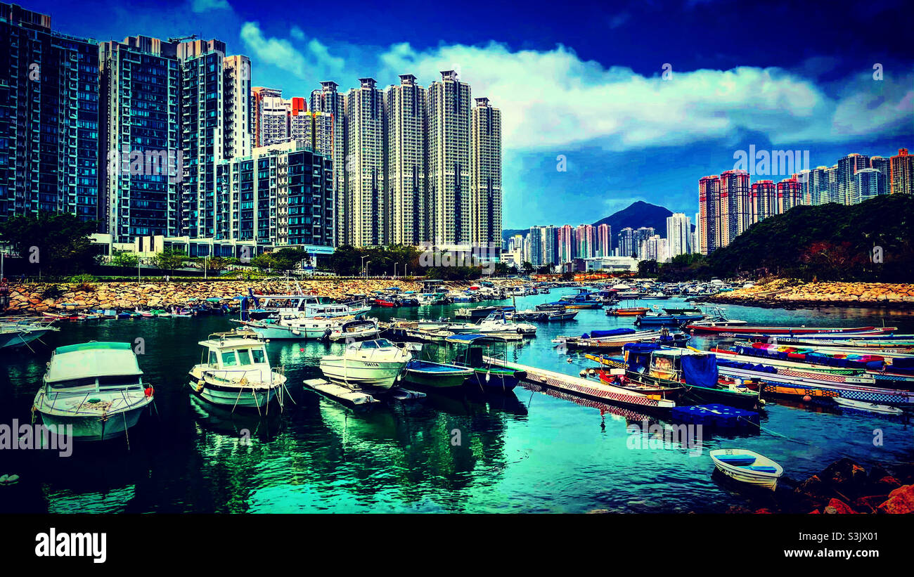 porto di hong kong vicino a TKO Tseung Kwan o con il mare o oceano e le barche con torri sviluppi Foto Stock