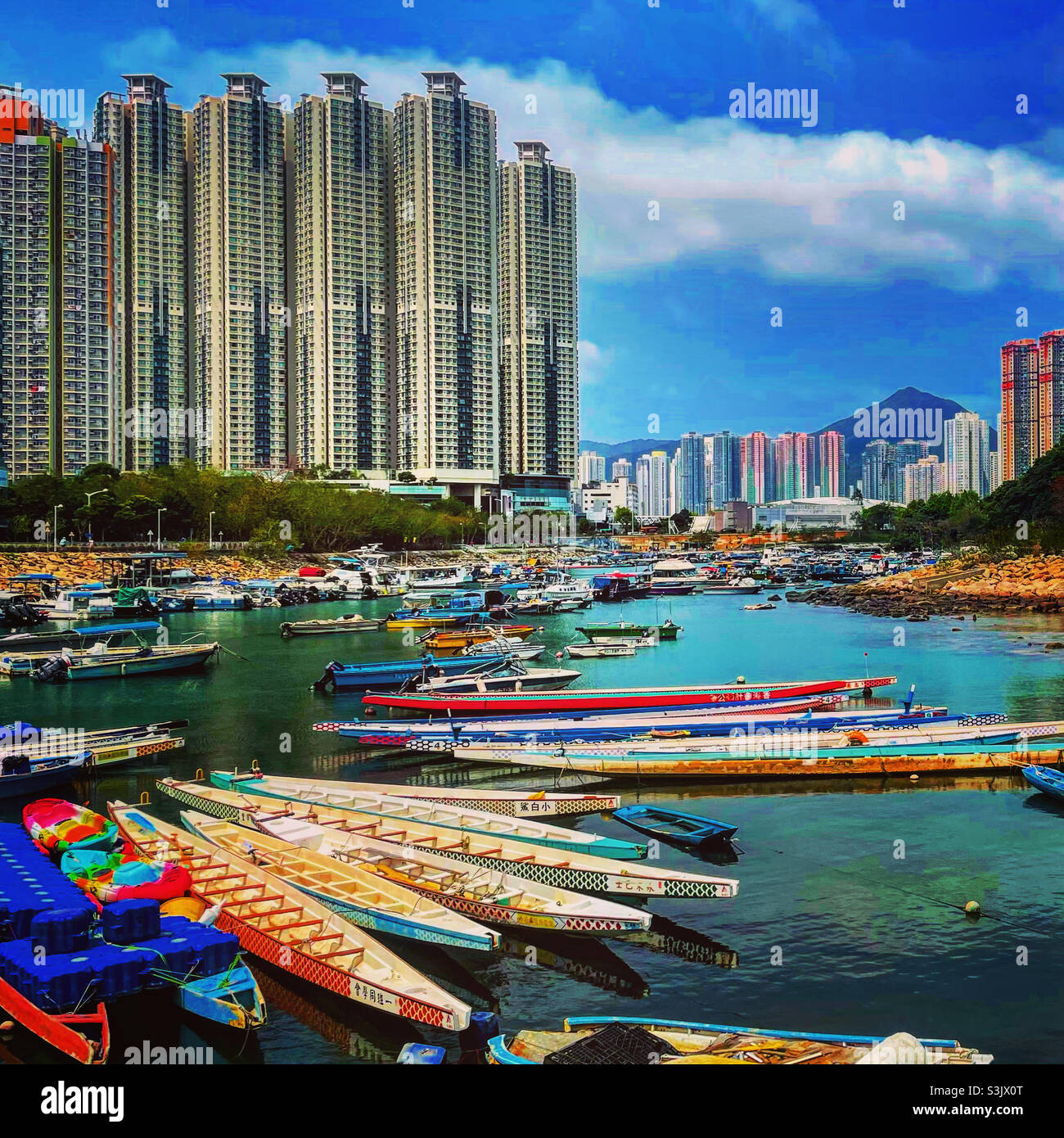 le barche colorate del drago pinna un porto in hong kong in tseung kwan o Foto Stock