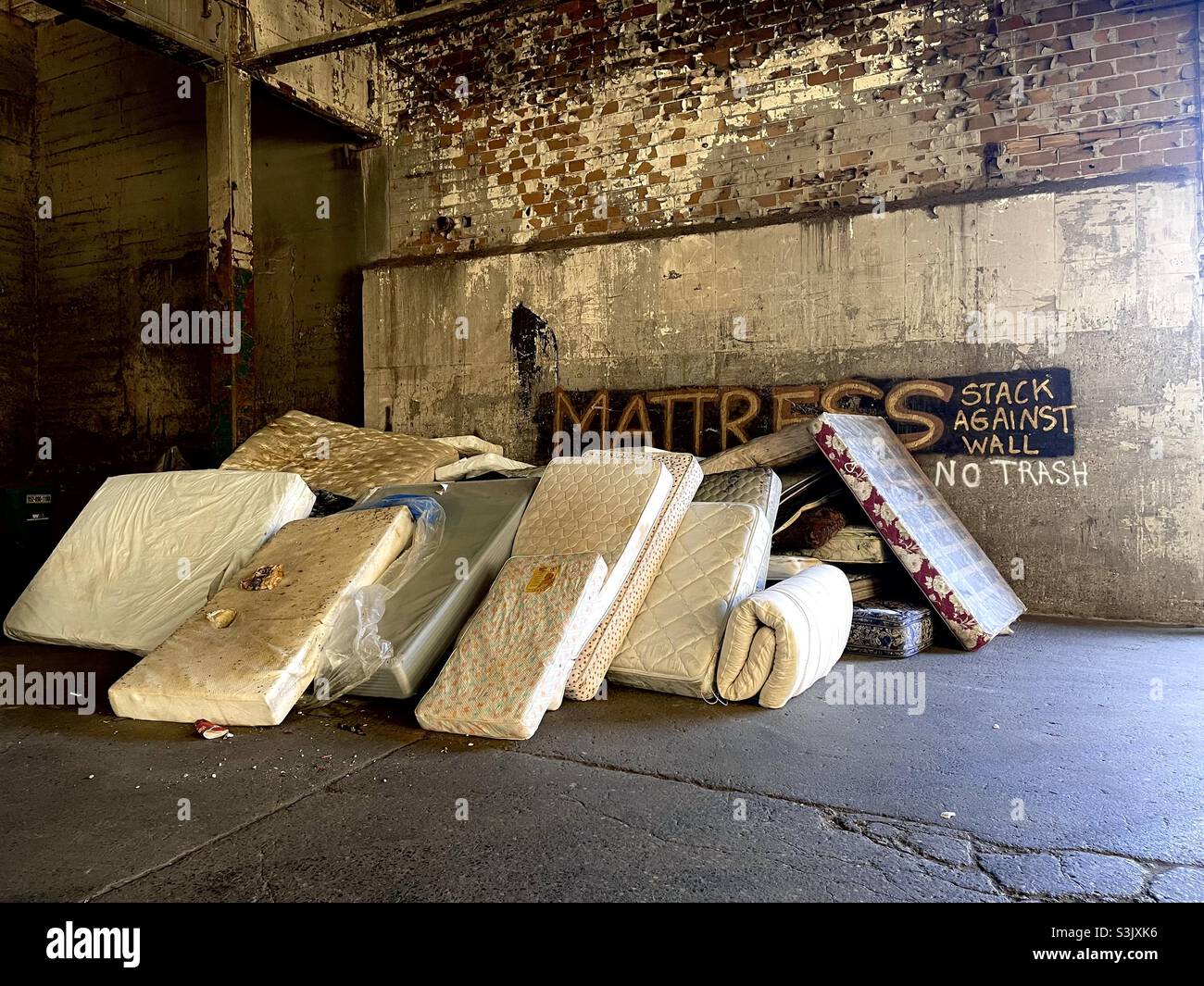 Materassi alla discarica. Minneapolis South Transfer Station. Rifiuti solidi. Foto Stock