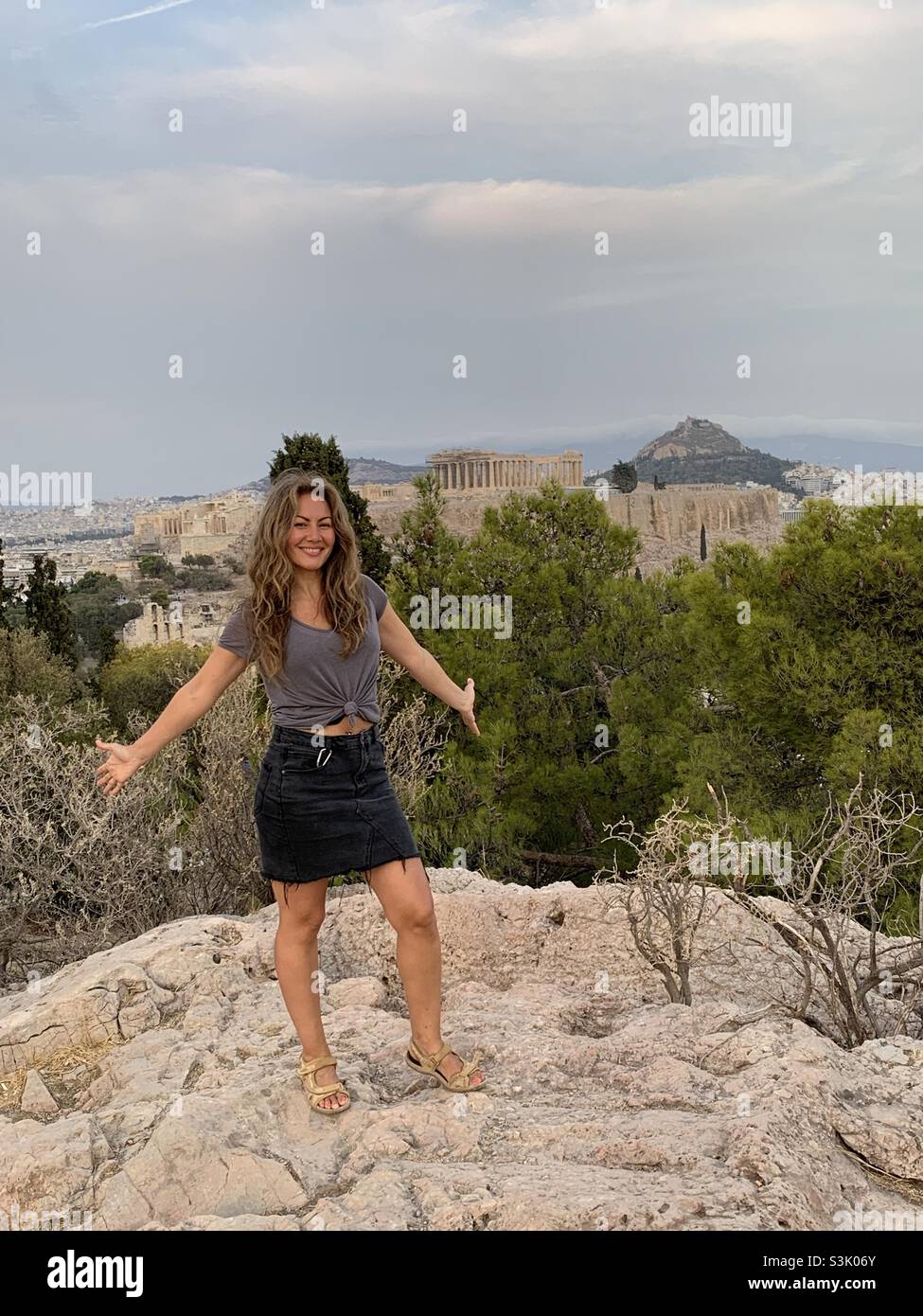 Donna che gode la vista al monumento philopappos - Immagine stock catturata con smartphone