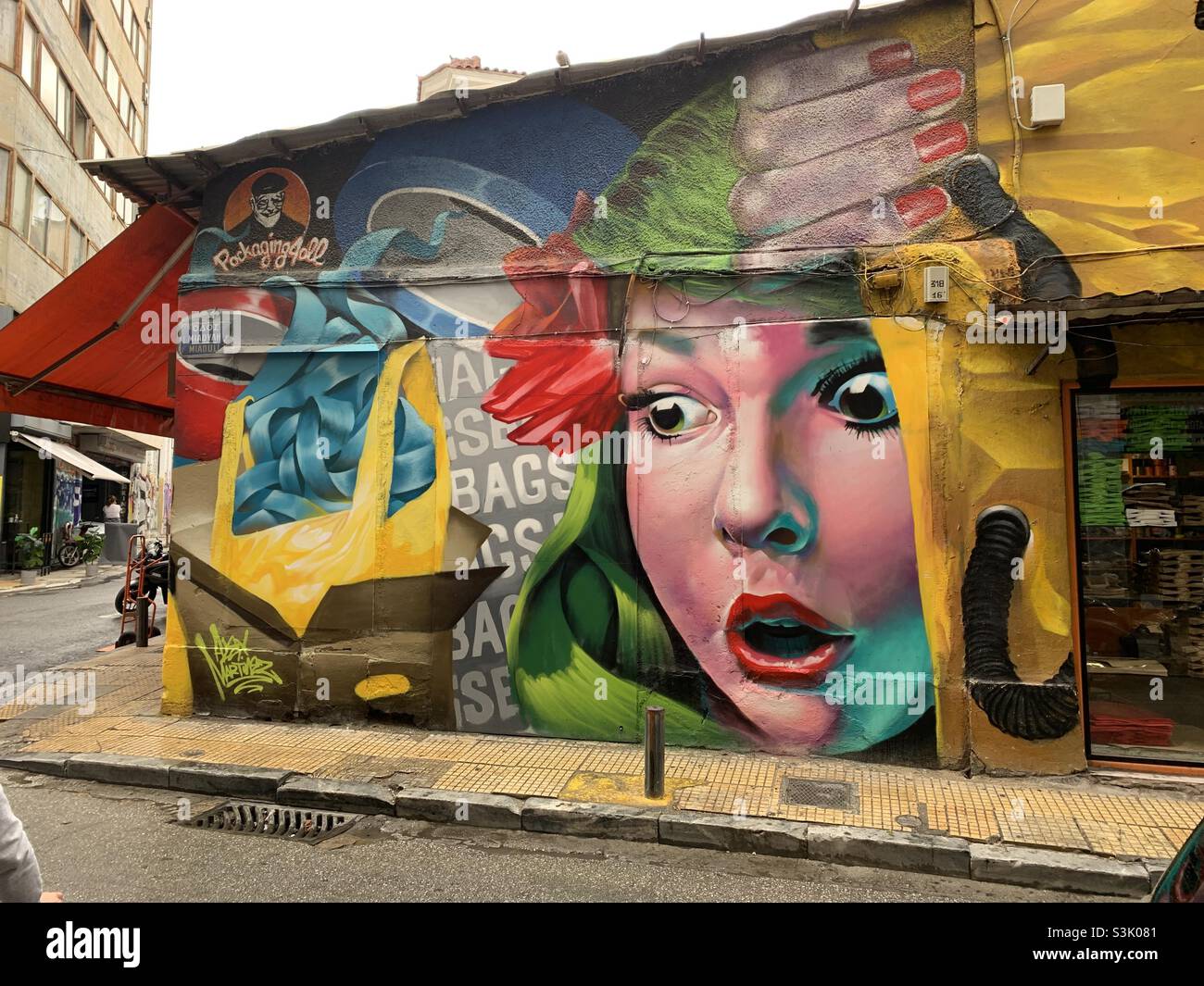 Graffiti colorati del volto di donna sorpresa in strada ad Atene - Immagine stock catturata con smartphone